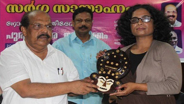 ജന്മനാട്ടില്‍  'സര്‍ഗ്ഗ' പുരസ്‌ക്കാരം: വേദികളില്‍ നിന്ന് വേദികളിലേക്ക് രതീദേവി  