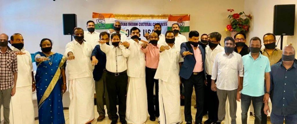 രാഹുല്‍, നിങ്ങള്‍ തനിച്ചല്ല ; ഞങ്ങള്‍ കൂടെയുണ്ട് : വായ് മൂടി കെട്ടി പ്രതിഷേധിച്ച് ഒഐസിസി യൂഎസ്എ