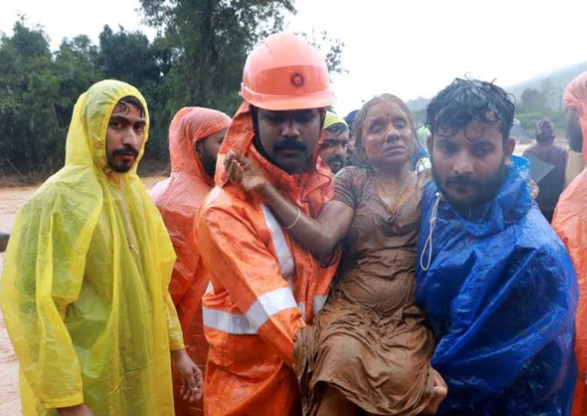 കേരളം തേങ്ങുന്നു;  നിരവധി പേര്‍ മണ്ണിനടിയിലെന്ന് സംശയം