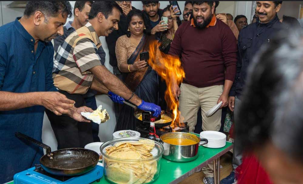 ഇപ്സ്വിച്ചിൽ കേരളാപ്പിറവി-ദീപാവലി ആഘോഷങ്ങൾ വർണ്ണാഭമായി; നവ്യാനുഭവമുയർത്തി കേക്ക് മിക്സിംഗും. 