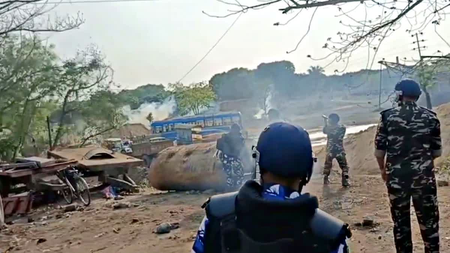 ബംഗാളിൽ വഖഫ് പ്രതിഷേധം അക്രമാസക്തമായി; ജനക്കൂട്ടം ട്രെയിനിന് കല്ലെറിഞ്ഞു