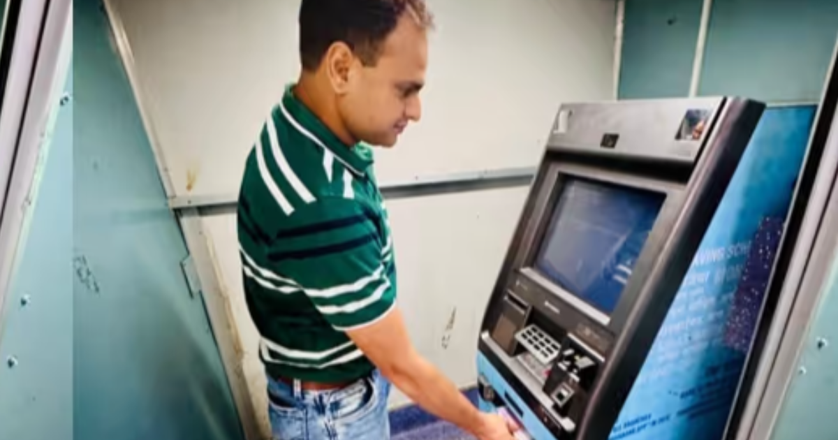 മുംബെെ പഞ്ചവടി എക്സ്പ്രസിൽ ഇന്ത്യയിൽ ആദ്യമായി ട്രെയിനിലെ എടിഎം ആരംഭിച്ചു