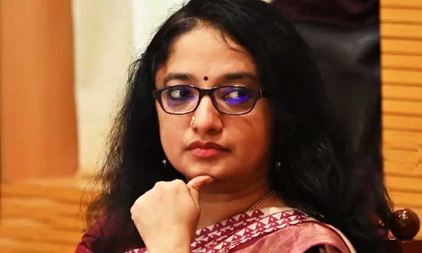 സ്നേഹാദരവ് പ്രകടിപ്പിക്കുക പതിവ്, അത് പത അല്ല: ദിവ്യ എസ് അയ്യര്