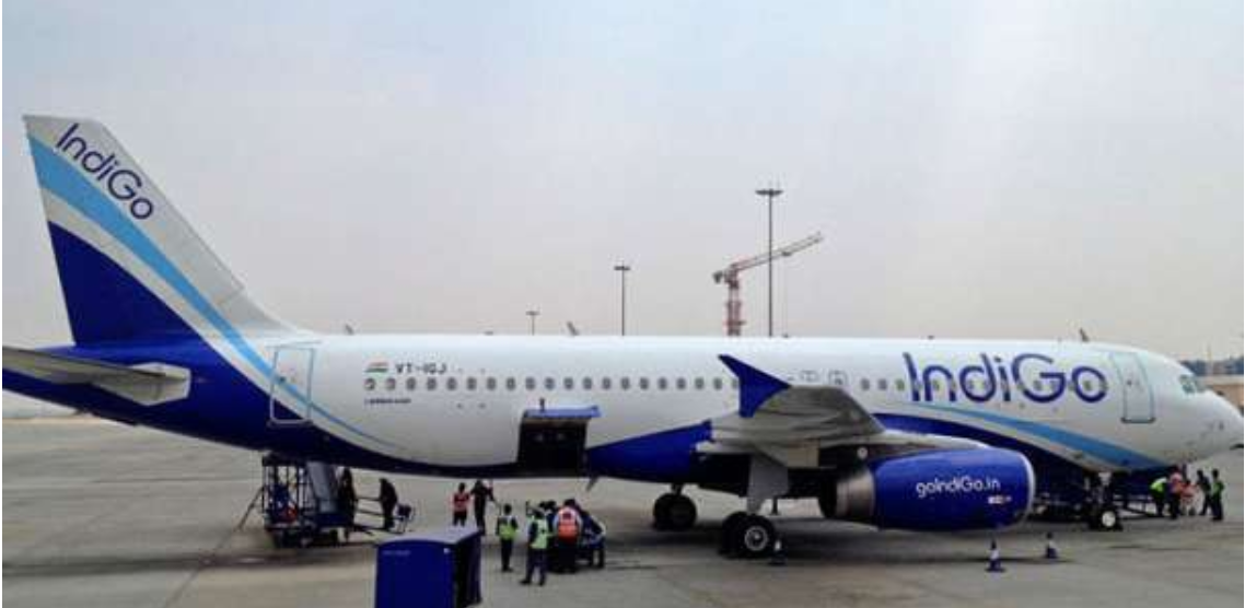 കെംപെഗൗഡ വിമാനത്താവളത്തിൽ നാടകീയ സംഭവം; ടെമ്പോ ട്രാവലർ ഇടിച്ചത് പാർക്ക് ചെയ്തിരുന്ന ഇൻഡിഗോ വിമാനത്തിൽ