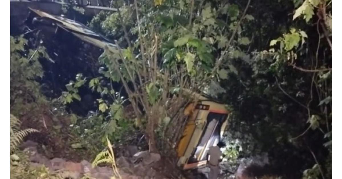 വാൽപ്പാറയിൽ നിയന്ത്രണം വിട്ട ബസ്സ്‌ മറിഞ്ഞത് 20 അടി താഴ്ചയിലേക്ക് ; 28 പേർക്ക് പരിക്ക്, 14 പേരുടെ നില ഗുരുതരം