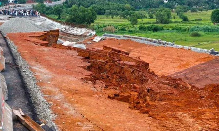 ദേശീയപാത ഇടിഞ്ഞുതാഴ്ന്ന സംഭവം;  കരാറുകാരായ കെ എന്‍ ആര്‍ കണ്‍സ്ട്രക്ഷന് വിലക്ക് 