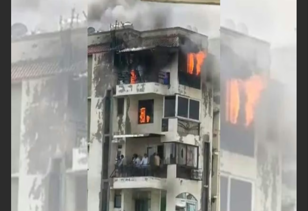 ഡൽഹിയിൽ ബഹുനിലകെട്ടിടത്തിന് തീപിടിച്ചു ; രക്ഷപ്പെടാനായി ബാൽക്കണിയിൽ നിന്നും ചാടിയ മൂന്ന് പേർക്ക് മരണം