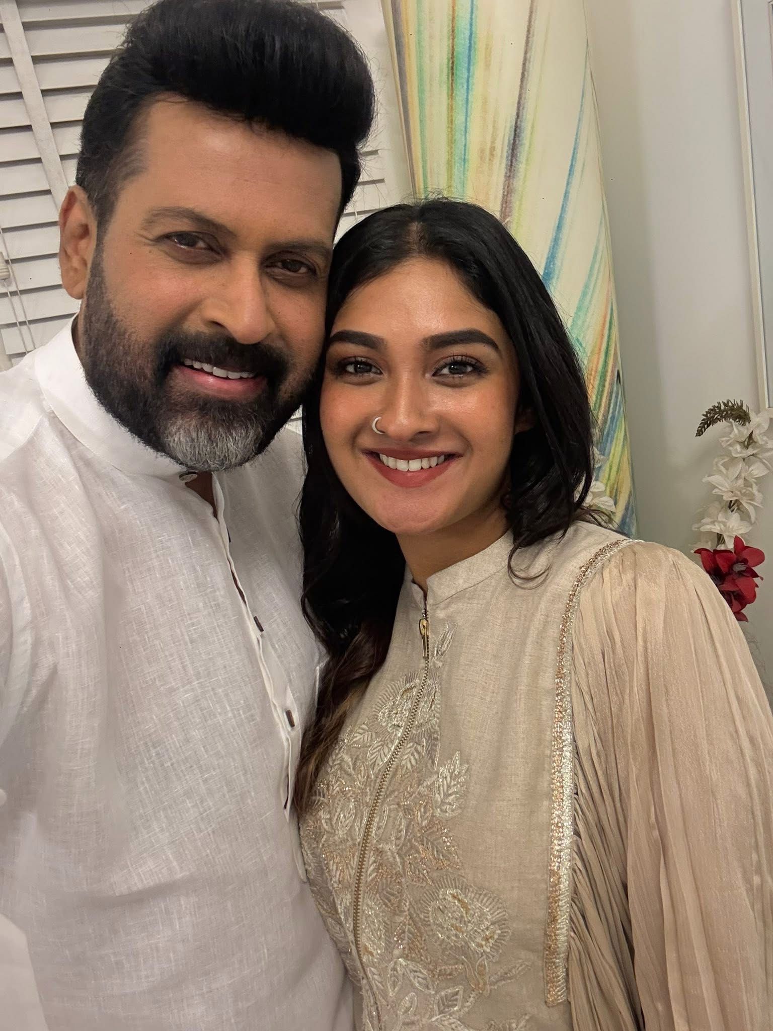 മകൾക്ക് അനുഗ്രഹം ചോദിച്ച് സിനിമാതാരം മനോജ് കെ. ജയൻ