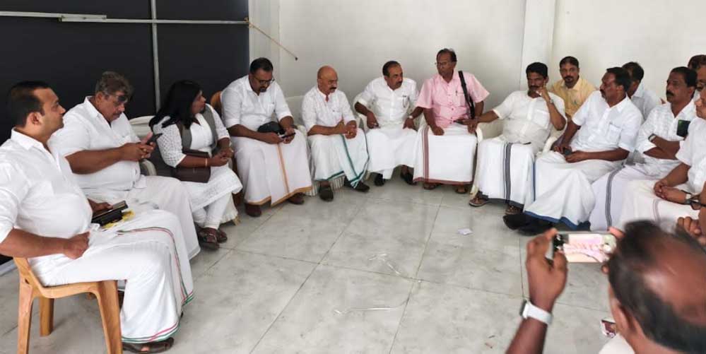 തോരാത്ത മഴയിലും ചോരാത്ത ആവേശമായി ഐ ഒ സി (യു കെ); നിലമ്പൂരിന്റെ പോർമുഖമായി 'ഐ ഓ സി-കർമ്മസേന'