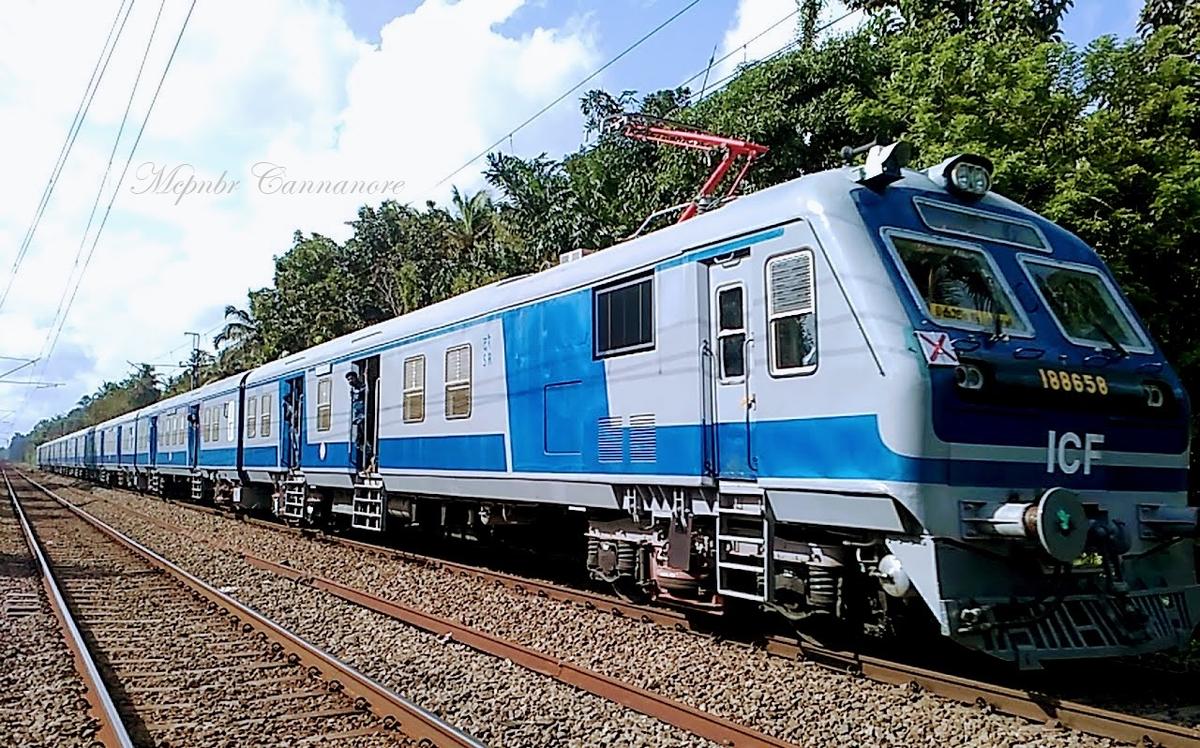 കൊല്ലം-എറണാകുളം മെമുവിൽ യാത്രക്കാരിക്ക് ദേഹാസ്വാസ്ഥ്യം; തിരക്ക് രൂക്ഷം;  ദുരിതയാത്ര തുടരുന്നു