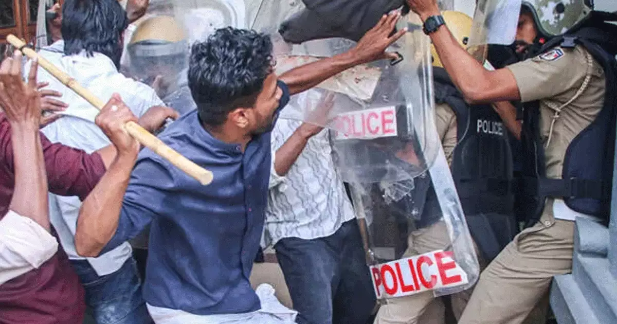 സർവകലാശാലാ സമരം; എസ്എഫ്ഐ സംസ്ഥാന സെക്രട്ടറി അടക്കമുള്ളവർക്കെതിരേ ജാമ‍്യമില്ലാ കേസ്