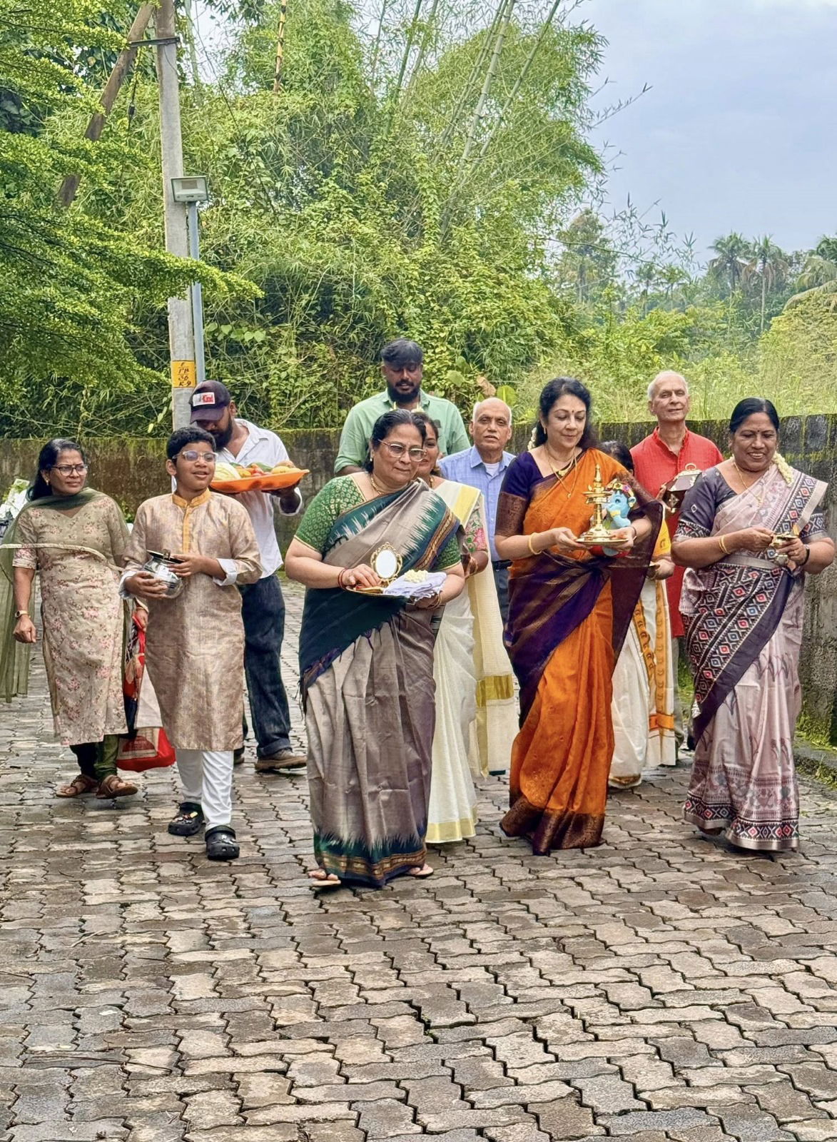 'ശാന്തികൃഷ്ണ കൊച്ചിയിൽ തന്നെയുണ്ട്.. സിനിമയുടെ കൈയ്യകലത്തിൽ'; പുത്തൻ വീടിന്റെ ഗൃഹപ്രവേശന ചിത്രങ്ങൾ പങ്കിട്ട് നടി