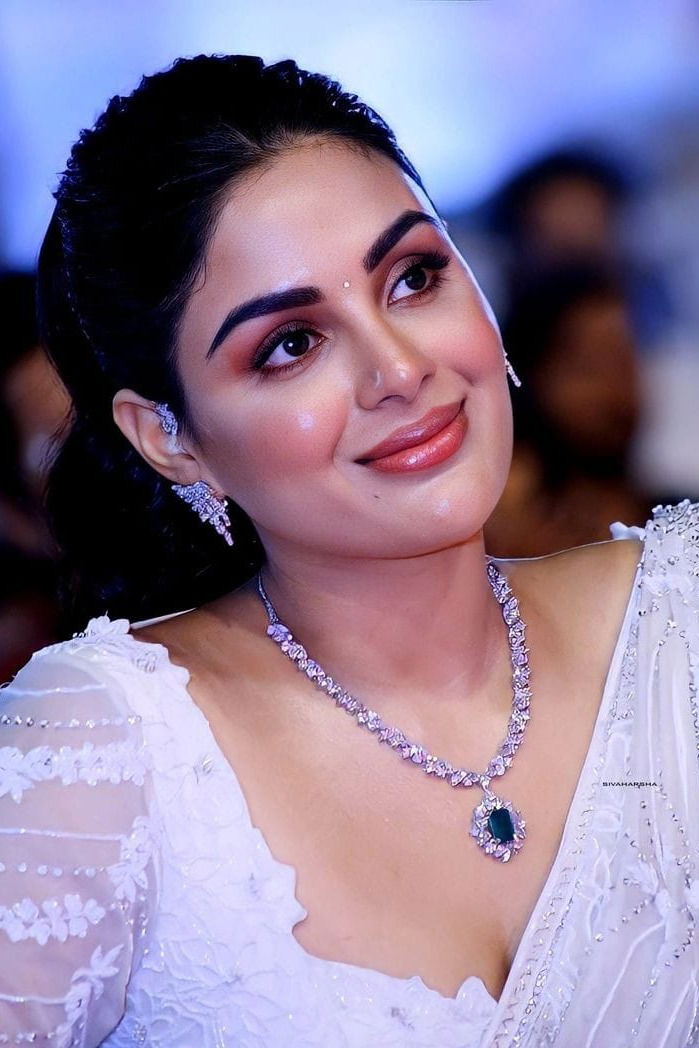 മദ്യം കഴിക്കുന്ന ശീലമുണ്ട്, എന്നാൽ എല്ലാ ദിവസവും അടിക്കാറില്ല : സംയുക്ത മേനോൻ