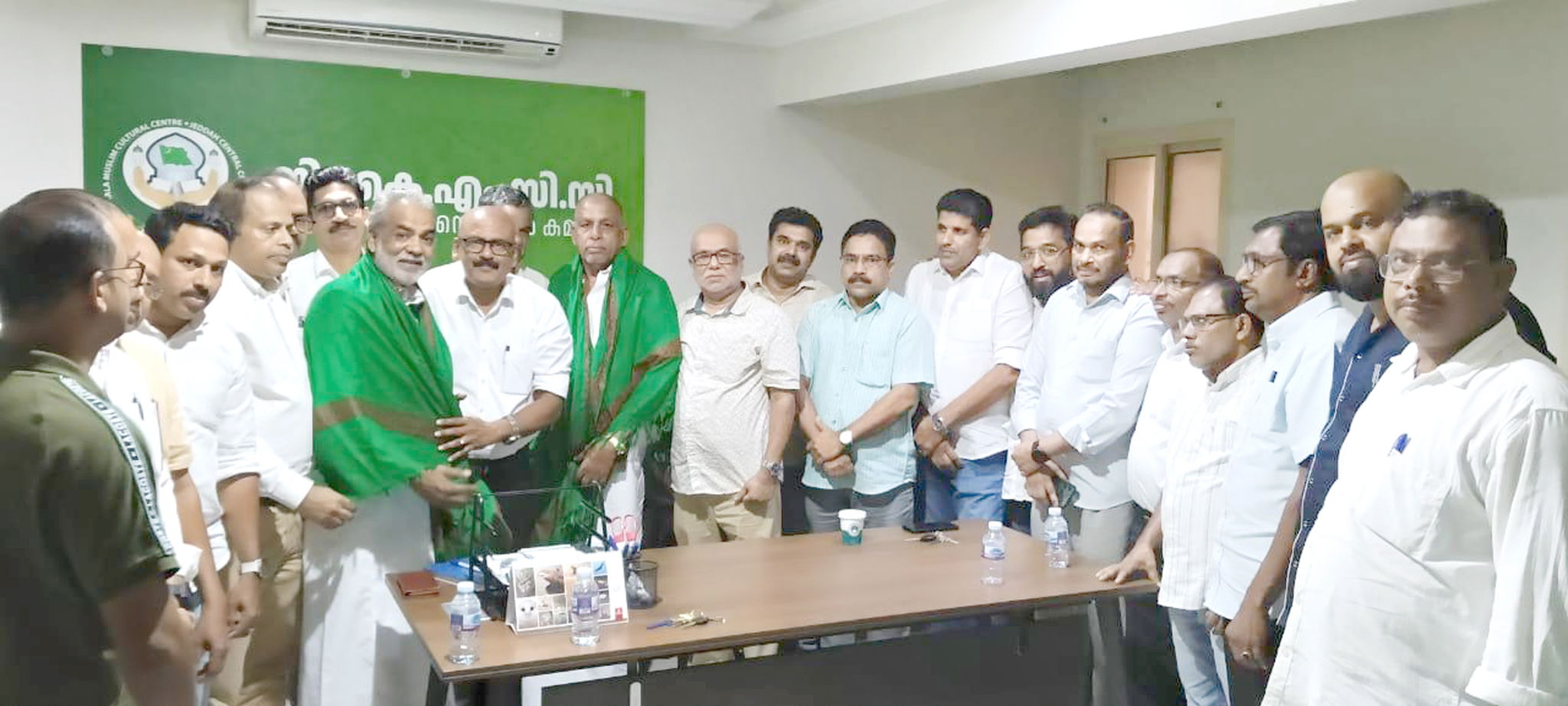 പ്രവാസം മതിയാക്കി നാട്ടിലേക്കു മടങ്ങുന്ന അബ്ദുല്‍ കരീം  മൗലവി പല്ലാരിമംഗലത്തിന് യാത്ര അയപ്പു നല്‍കി