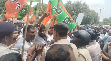  പ്രധാനമന്ത്രി മോദിക്കെതിരായ  പരാമർശം: പട്‌നയിൽ വൻ സംഘർഷം; കോൺഗ്രസ് ആസ്ഥാനം തകർത്ത് ബിജെപി പ്രവർത്തകർ
