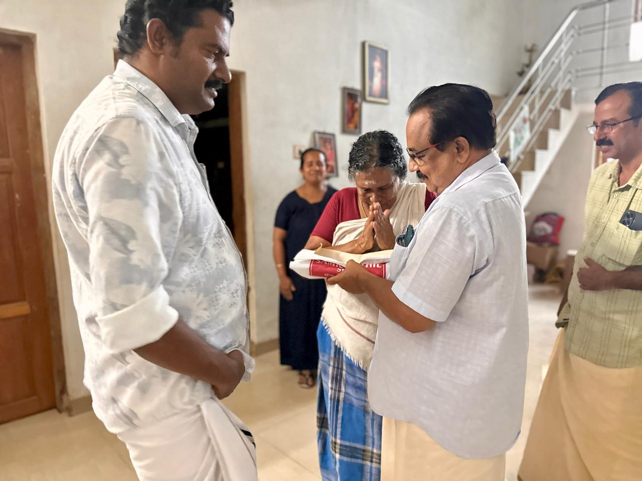 അകാലത്തില്‍ വിടവാങ്ങിയ  പ്രവര്‍ത്തകരുടെ 'അമ്മയ്‌ക്കൊരു ഓണക്കോടി'യുമായി നവയുഗം സാംസ്‌ക്കാരികവേദി.