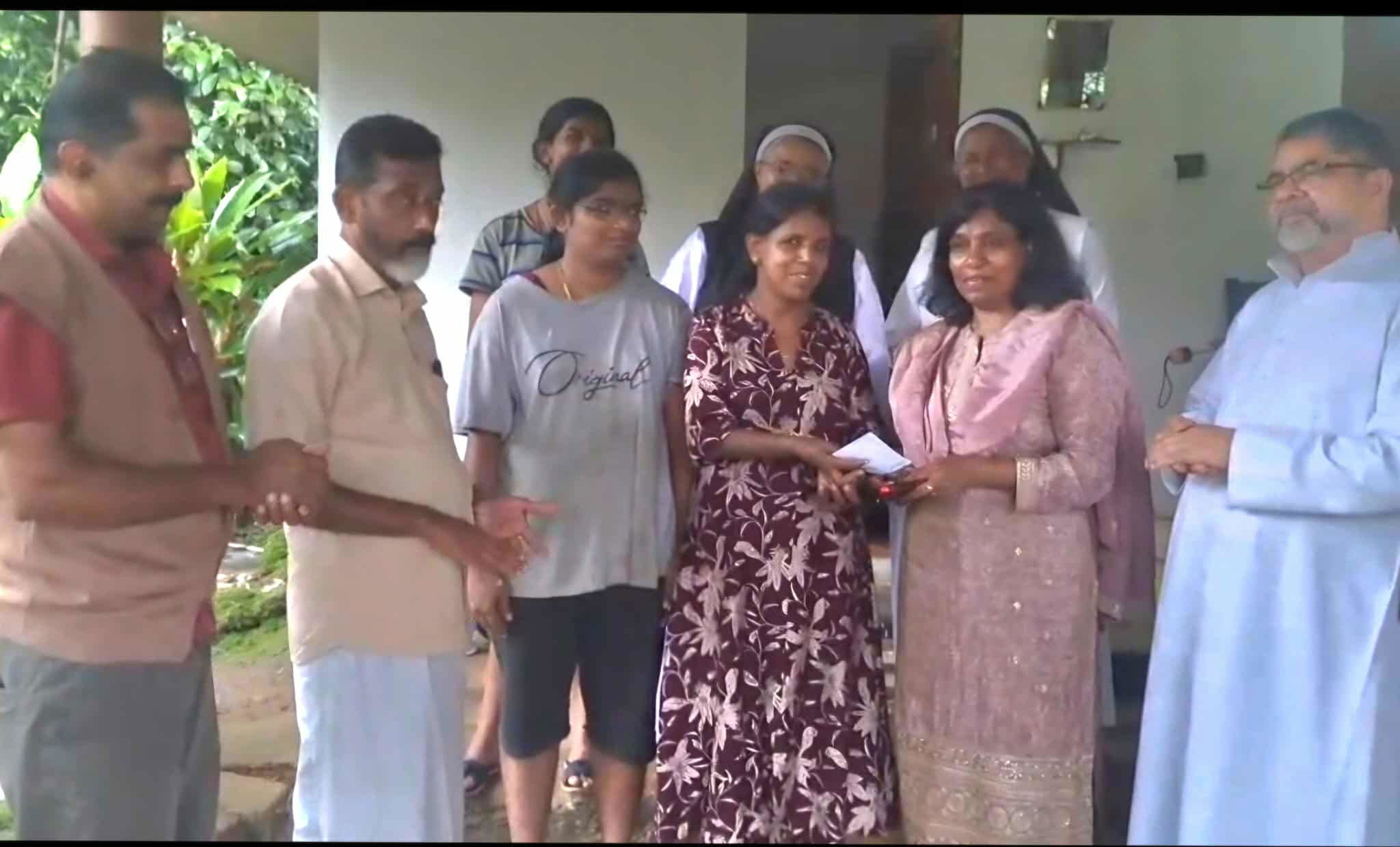 ഇടുക്കി ചാരിറ്റി ഗ്രൂപ്പ് യു കെ, സമാഹരിച്ച  ഓണം ചാരിറ്റി കുടുംബത്തിന് കൈമാറി