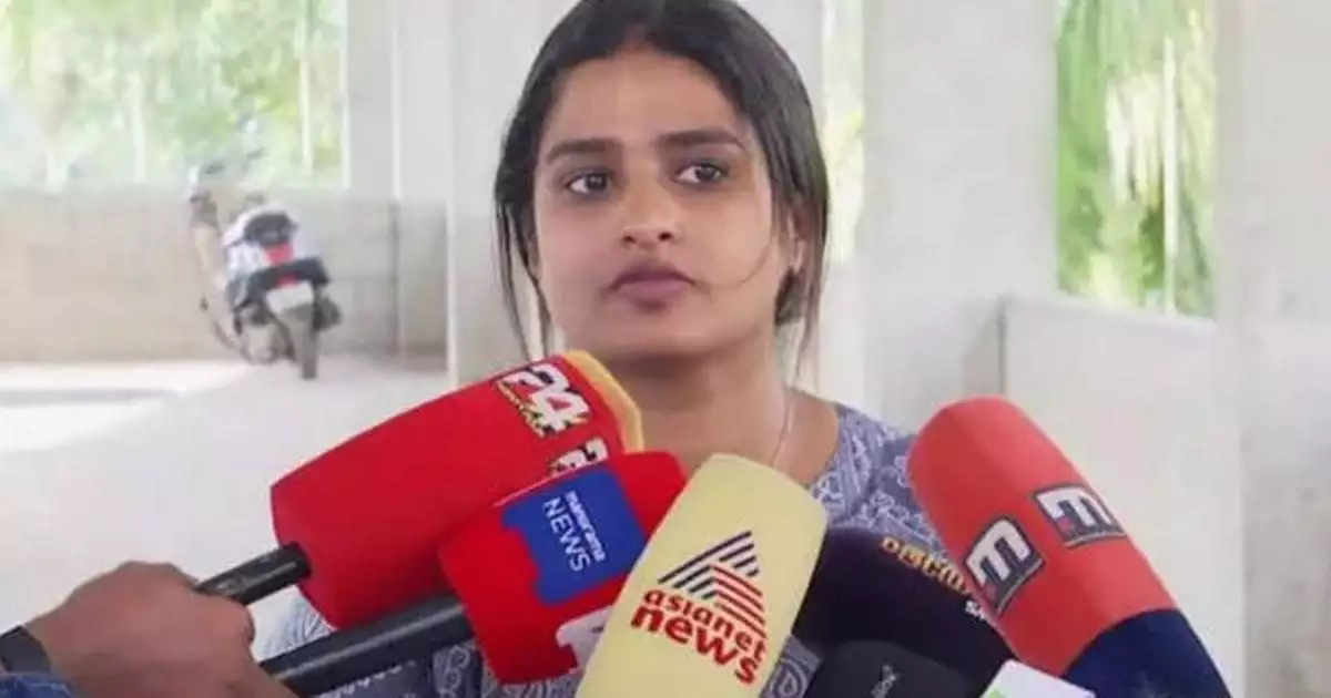 'അച്ഛൻ പാർട്ടിക്കായി ഉണ്ടാക്കിയ ബാധ്യത ഞങ്ങളുടെ തലയിലിടുകയാണ്, സിപിഐഎം സഹായ സന്നദ്ധത അറിയിച്ചെങ്കിൽ അത് കോൺഗ്രസിൻ്റെ പരാജയം': എൻ എം വിജയന്റെ മരുമകൾ