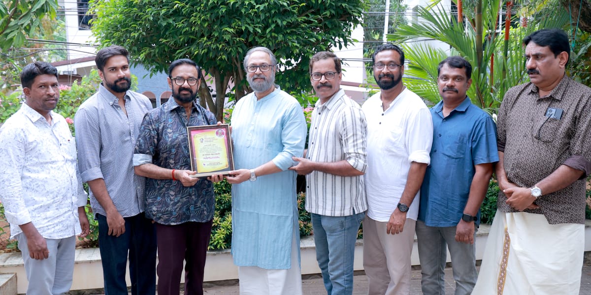 ക്യാപ്റ്റന്‍ രാജു ജീവന്‍ നല്‍കിയത് അനശ്വര കഥാപാത്രങ്ങള്‍ക്ക് : മധുപാല്‍ ;ക്യാപ്റ്റന്‍ രാജു  പുരസ്‌കാരം മണിയന്‍പിള്ള രാജു  ഏറ്റുവാങ്ങി.