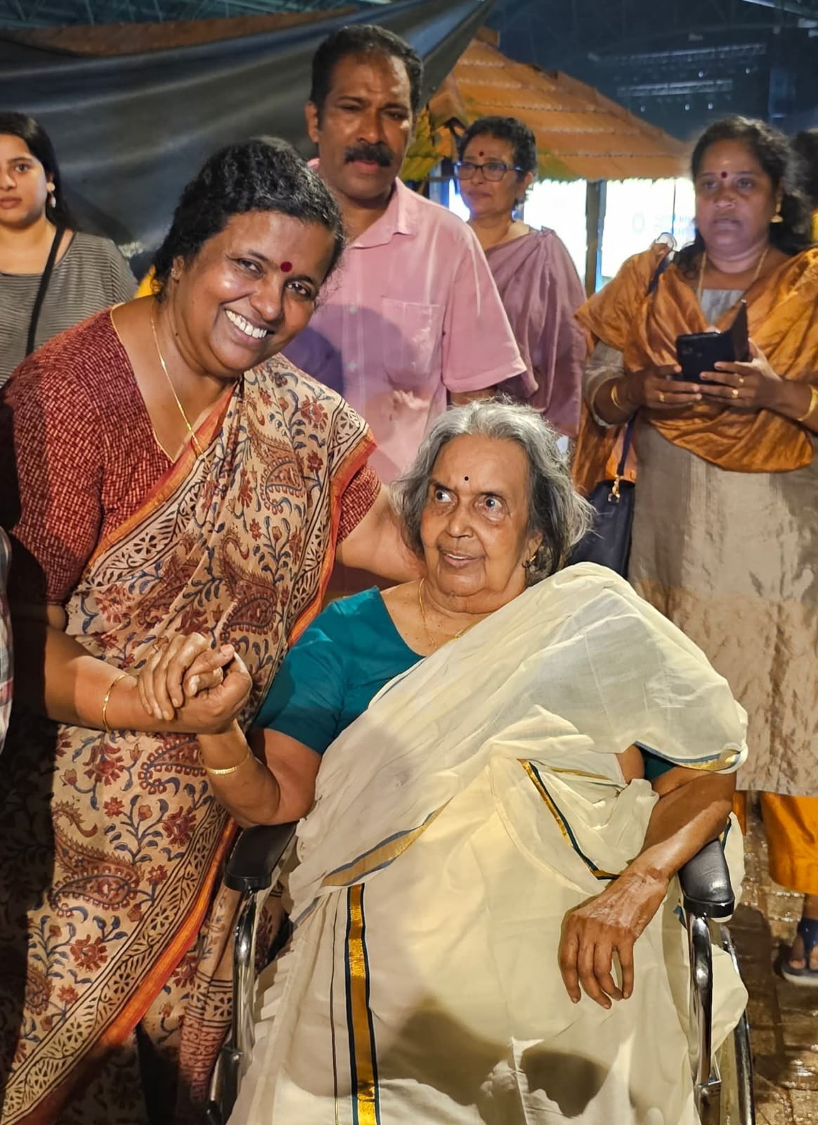 പ്രിയങ്കരിയായ മാലതിയേടത്തി അന്തരിച്ചു ; പ്രണാമങ്ങൾ : ആർ. പാർവതി ദേവി