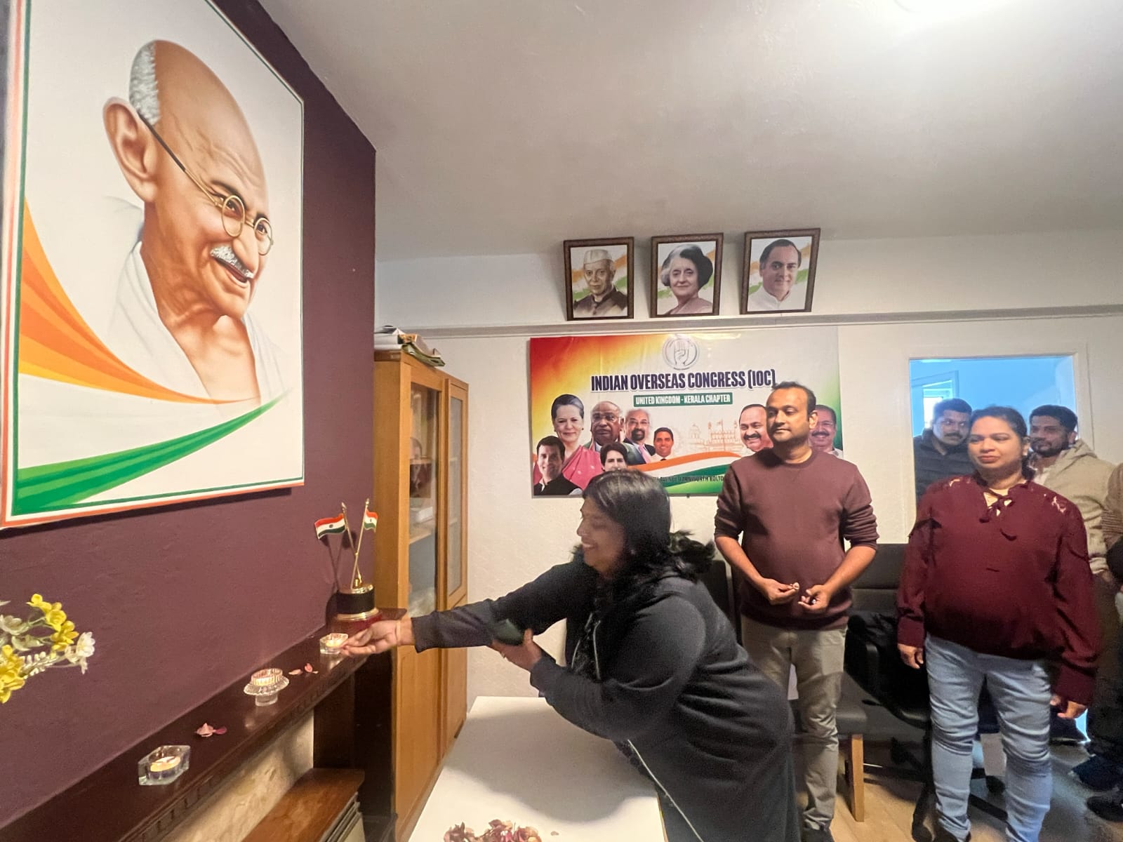 ഗാന്ധിജയന്തി ദിനത്തില് തെരുവ് ശുചീകരണവും ലഹരി വിരുദ്ധ ക്യാമ്പയിനും സംഘടിപ്പിച്ച് ഐ ഓ സി (യു കെ) - കേരള ചാപ്റ്റര്; ബോള്ട്ടന് എം പി യാസ്മിന് ഖുറേഷി ഉദ്ഘാടനം നിര്വഹിച്ചു