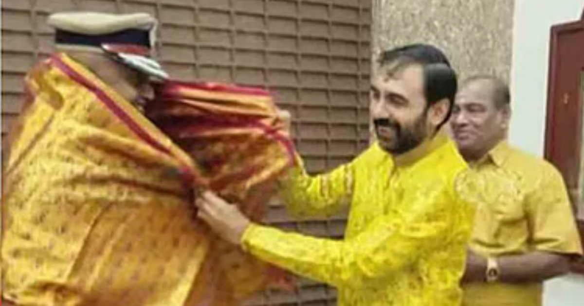 ഉണ്ണികൃഷ്ണന് പോറ്റിക്ക് കോടികളുടെ സാമ്പത്തിക ഇടപാടുകള്, 3 വര്ഷത്തിനിടെ 30 കോടിയിലേറെ രൂപയുടെ ഭൂമിക്കച്ചവടം; ഉന്നതര്ക്കൊപ്പമുള്ള ചിത്രങ്ങളും പുറത്ത്
