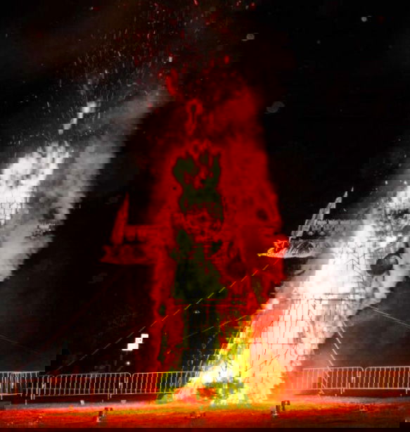 തിന്മയ്‌ക്ക് മേൽ നന്മയുടെ വിജയം; എഡിസണിൽ 20 അടി രാവണരൂപം അഗ്നിക്കിരയാക്കി ദസറ ആഘോഷം