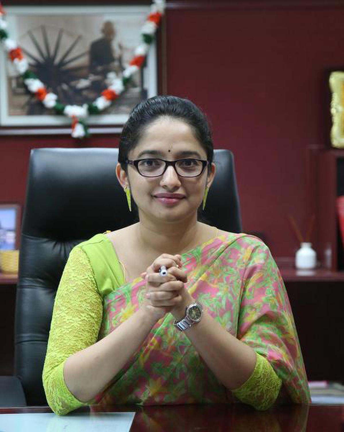 'നന്മ പറഞ്ഞതിന് അധിക്ഷേപം ഏൽക്കേണ്ടി വരുന്നത് സോക്രട്ടീസിന് ശേഷം ഇപ്പോഴാണ്'; ദിവ്യ എസ് അയ്യർ