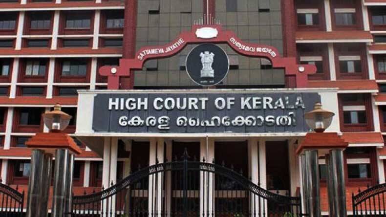 ബസിന്റെ മുൻവശത്ത്  പ്ലാസ്റ്റിക് കുപ്പി സൂക്ഷിച്ചതിന്  ഡ്രൈവറെ സ്ഥലം മാറ്റിയ സംഭവം; ഗതാഗത വകുപ്പിന്‍റെ നടപടി ഹൈക്കോടതി റദ്ദാക്കി