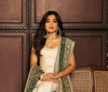 ’12 മണിക്കൂർ പരാതിയില്ലാതെ ജോലി ചെയ്യും’; രശ്മിക മന്ദാനയെ കുറിച്ച് ‘തമ്മ’ സംവിധായകൻ