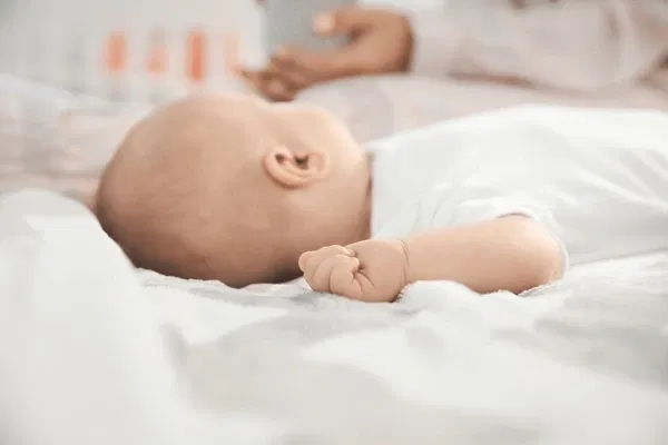 നാല് വയസ്സുകാരനായ കുഞ്ഞിനെ തറയിലേക്ക് തള്ളിയിട്ട് കൊലപ്പെടുത്തി രണ്ടാനമ്മ; പിതാവിൻ്റെ പരാതിയിൽ അറസ്റ്റ്