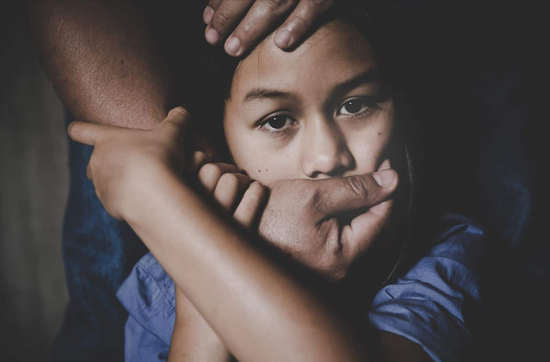 മദ്യം നൽകിയും ഭീഷണിപ്പെടുത്തിയും പെണ്കുട്ടിയെ പീഡിപ്പിച്ചത് രണ്ട് വർഷം ; കേസില് മാതാവിനും ആണ്സുഹൃത്തിനും 180 വര്ഷം കഠിനതടവ്