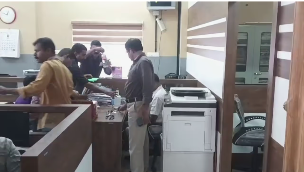 'ആക്രിയായാലും കിമ്പളം മുഖ്യം': 10,000 ചോദിച്ചു, 3,000 കൈക്കൂലി വാങ്ങുന്നതിനിടെ നഗരസഭാ ജീവനക്കാർ വിജിലൻസ് കെണിയിൽ