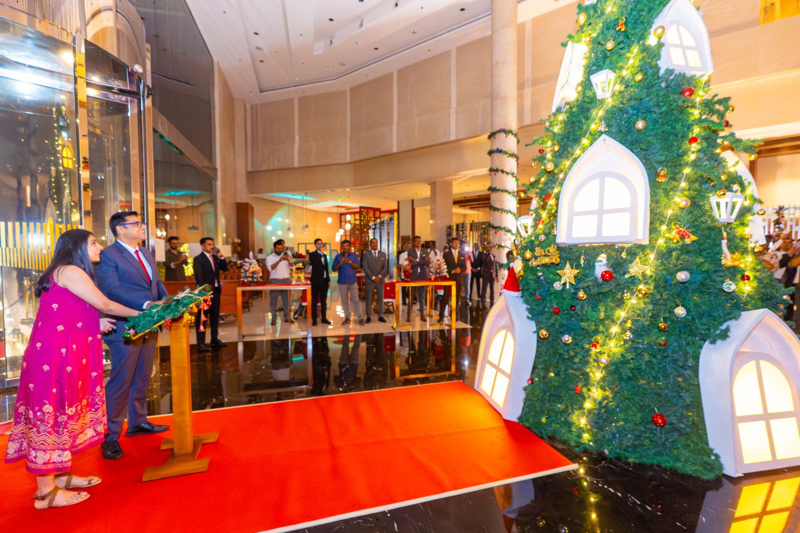 കൊച്ചി  മാരിയറ്റ് ഹോട്ടലിൽ ക്രിസ്മസ് ആഘോഷങ്ങൾക്ക് തുടക്കം; ക്രിസ്മസ് ട്രീക്ക് തിരി തെളിച്ചു 