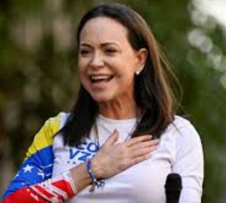 നോബല് സമ്മാനം നേടിയ വെനസ്വേലൻ നേതാവ് മരിയ കൊറീന മച്ചാഡോ പൊതുവേദിയില് (വാല്ക്കണ്ണാടി - കോരസണ്)