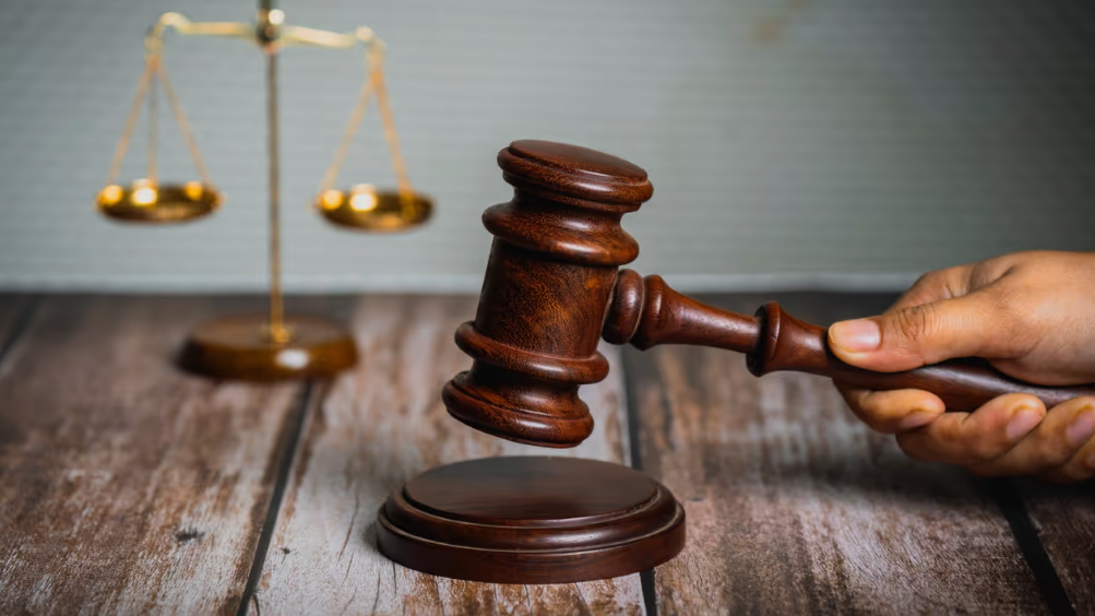 മക്കളെ ഉപേക്ഷിച്ച കേസ്; യുവതിയെയും കാമുകനെയും വെറുതെ വിട്ടു