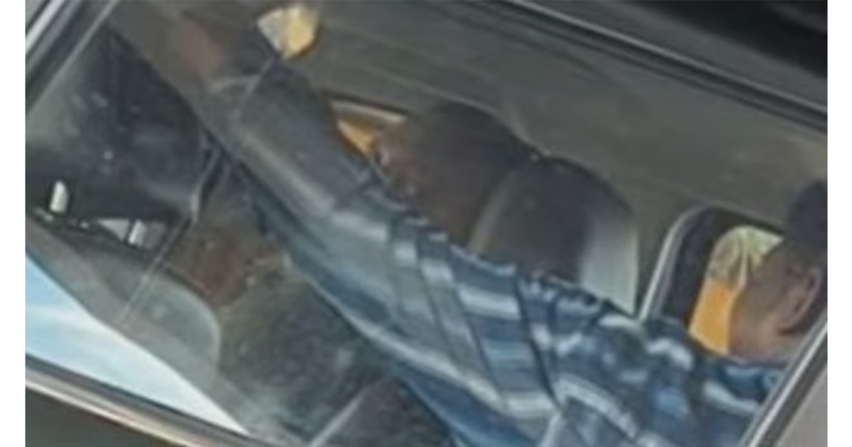 സ്റ്റേഷന് മുന്നിൽ സ്വകാര്യ വാഹനത്തിലിരുന്ന് പോലീസുകാരുടെ മദ്യപാനം ; ദൃശ്യങ്ങള് ഉള്പ്പടെ സാമൂഹിക മാധ്യമങ്ങളില് വ്യാപകം