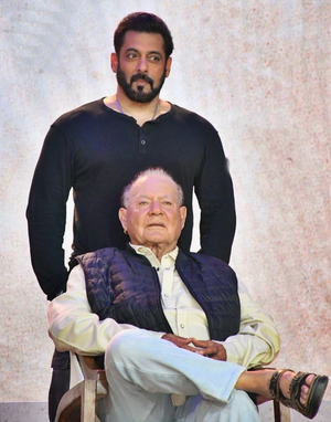 സൽമാൻ ഖാന്റെ പിതാവിന് ദേഹാസ്വാസ്ഥ്യം; ആശുപത്രിയിൽ പ്രവേശിപ്പിച്ചു