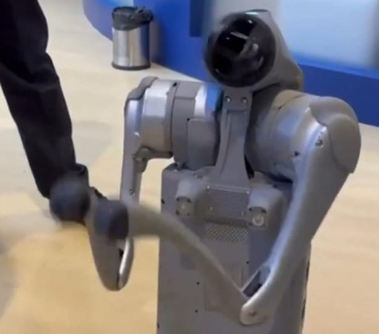 ചൈനീസ് നിര്മിത റോബോട്ടിനെ സ്വന്തം കണ്ടുപിടുത്തമായി അവതരിപ്പിച്ചു; എഐ എക്സ്പോയില് നിന്ന് ഗല്ഗോട്ടിയാസ് സര്വകലാശാലയെ പുറത്താക്കി