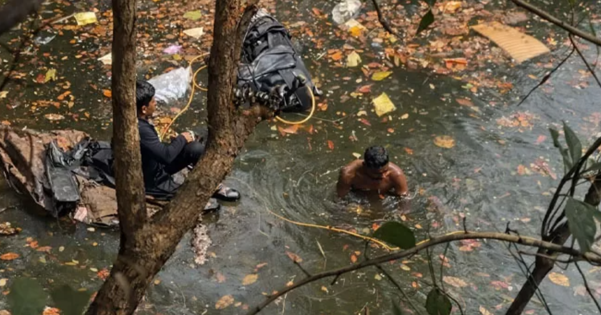 മലപ്പുറത്ത് ലോറി ക്വാറിയിലേക്ക് മറിഞ്ഞു; ഡ്രൈവർ രക്ഷപ്പെട്ടു, ക്ലീനർക്കായി തിരച്ചിൽ തുടരുന്നു