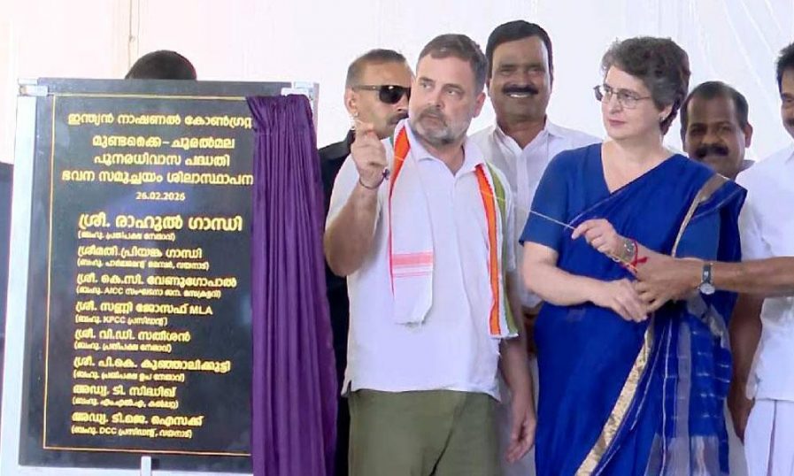 വയനാട്ടിൽ കോണ്ഗ്രസ് നിര്മിക്കുന്ന 50 വീടുകൾക്ക് രാഹുൽ ഗാന്ധി തറക്കല്ലിട്ടു; ദുരന്തത്തിനെതിരെ ഒരുമിച്ച് പോരാടിയെന്ന് പ്രിയങ്ക