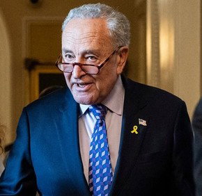 നിയമവിരുദ്ധമായി പിരിച്ച $130 ബില്യൺ താരിഫ് തുക ട്രംപ് തിരികെ നൽകണമെന്ന് ഡെമോക്രാറ്റിക് സെനറ്റർമാർ