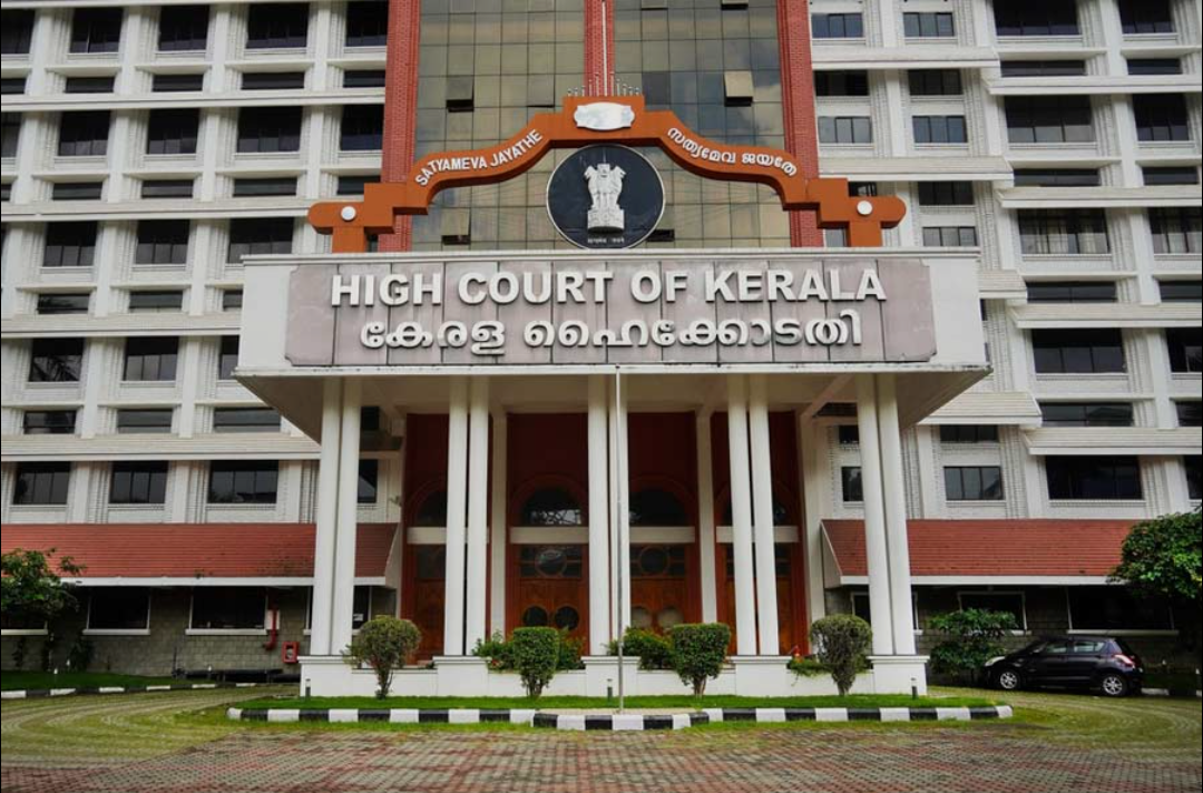 അന്തസ്സും ആത്മാഭിമാനവും വ്യക്തിത്വവും പുരുഷനും ഉണ്ട് ; വിവാഹബന്ധം നിലനില്ക്കെ കാമുകനില് പിറന്ന കുട്ടിയുടെ ജനന സര്ട്ടിഫിക്കറ്റിലെ പിതാവിന്റെ പേരുമാറ്റാന് അനുവദിച്ച് കോടതി