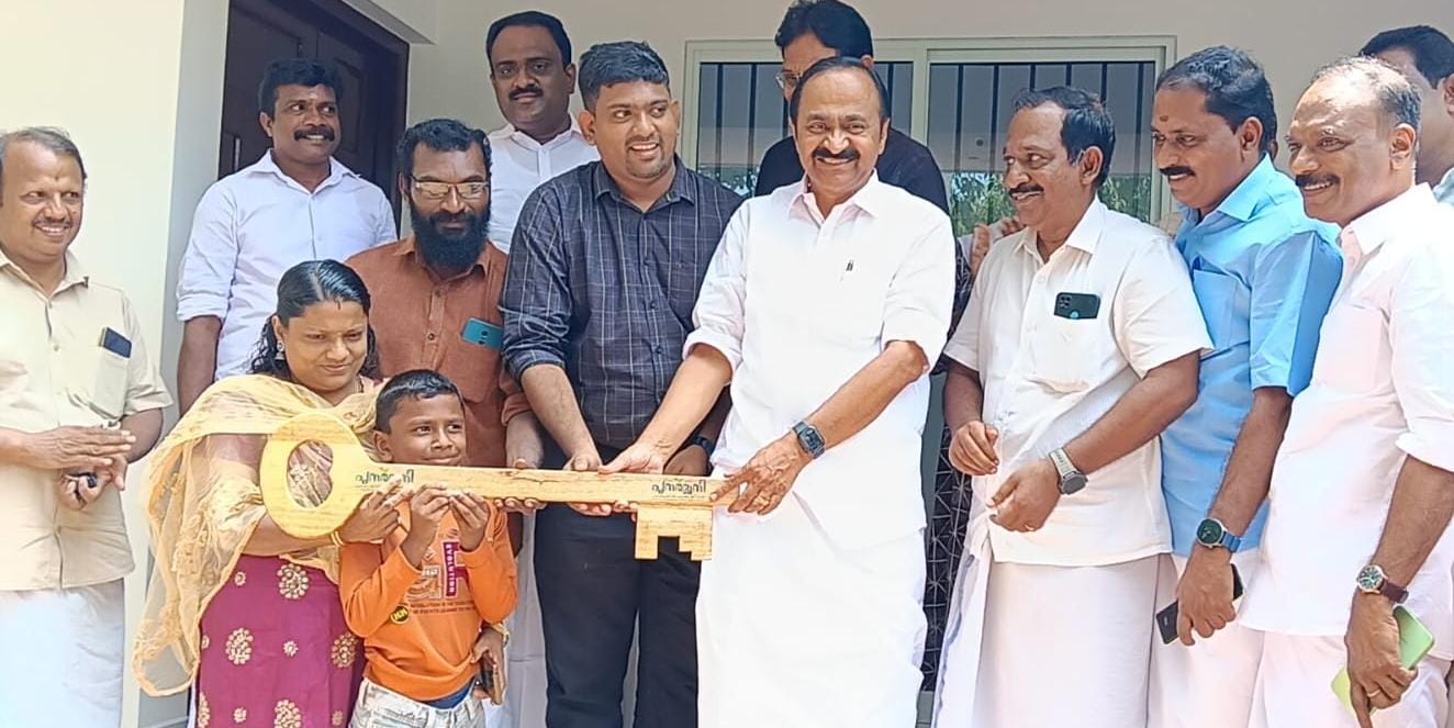 ഐ ഒ സി (യു കെ)– പീറ്റർബൊറോ യൂണിറ്റ് ഒരുക്കിയ 'സ്നേഹ വീടിന്റെ' താക്കോൽ ദാനം വി ഡി സതീശൻ എം എൽ എ നിർവഹിച്ചു; ധനശേഖരണത്തിന് ചെറിയ സമ്പാദ്യം മുതൽ ‘ബിരിയാണി ചലഞ്ച്’ വരെ