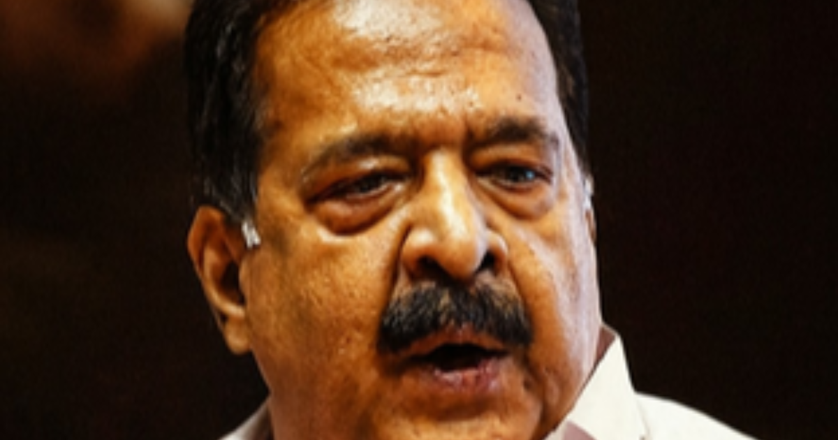 സമയം കഴിഞ്ഞിട്ടും പരസ്യപ്രചാരണം; കേന്ദ്ര തെരഞ്ഞെടുപ്പ് കമ്മീഷന് പരാതി നല്കി രമേശ് ചെന്നിത്തല