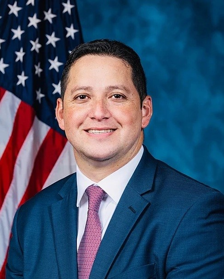 ലൈംഗികാതിക്രമ ആരോപണങ്ങൾ വിവാദത്തിനു പിന്നാലെ സ്വാൽവെല്ലും ഗോൺസാലസും രാജിവെക്കുന്നു