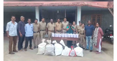 കൊല്ലങ്കോട് വീടിനുള്ളിലെ രഹസ്യ അറയിൽ 124 ലിറ്റർ വിദേശമദ്യശേഖരം; 52-കാരി പിടിയിൽ