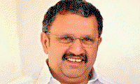 ഫ്‌ലക്സിന്റെ വലിപ്പം നോക്കിയല്ല മുഖ്യമന്ത്രിയെ തീരുമാനിക്കുന്നത്; ജനങ്ങള്‍ ഇതൊക്കെ ആസ്വദിക്കട്ടെയെന്ന്  മുരളീധരന്‍