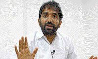പ്രവര്‍ത്തകര്‍ പക്വത കാണിക്കണം; ഉമ്മന്‍ ചാണ്ടിയുടെ ഫ്‌ളക്‌സ് നശിപ്പിച്ചത് ഇടതുപക്ഷക്കാരായിരിക്കുമെന്ന് ചാണ്ടി ഉമ്മന്‍