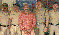 തീവണ്ടിയില്‍ മുത്തച്ഛനൊപ്പം ഉറങ്ങിക്കിടന്ന ആറുവയസുകാരിയെ എടുത്തുകൊണ്ടുപോയി പീഡിപ്പിച്ചു; 46-കാരന്‍ അറസ്റ്റില്‍